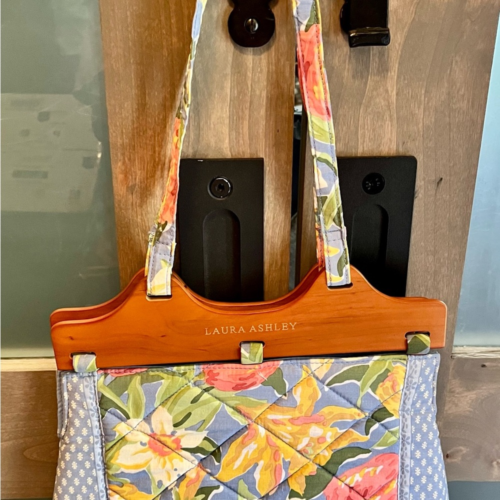 LAURA ASHLEY Quitted FLOWERS SHOULDER BAG -NWT - Picture 6 of 7